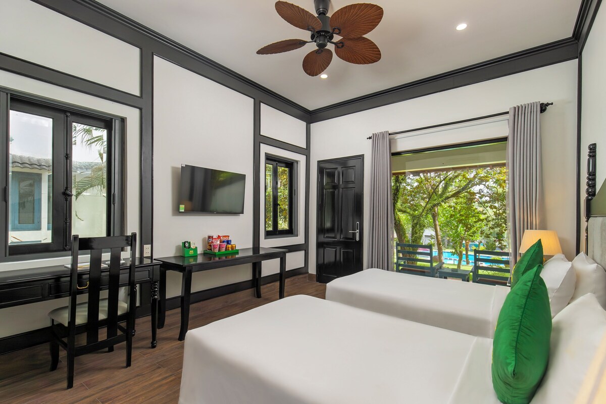 Standard Twin Room, Garden View | Minibar, desk, WiFi (free), bed sheets