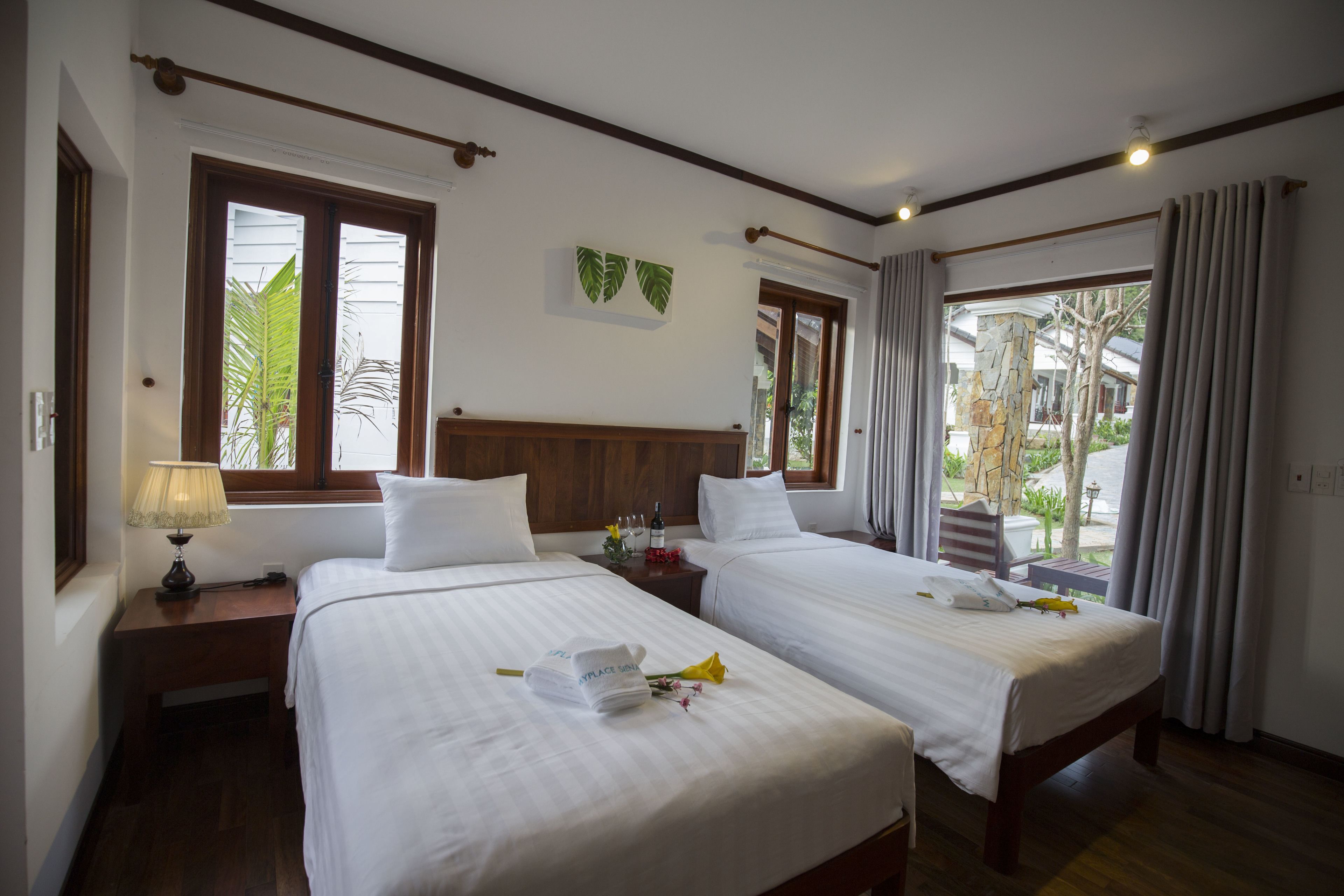 premium room, pool view | 1 bedroom, minibar, desk, free wifi