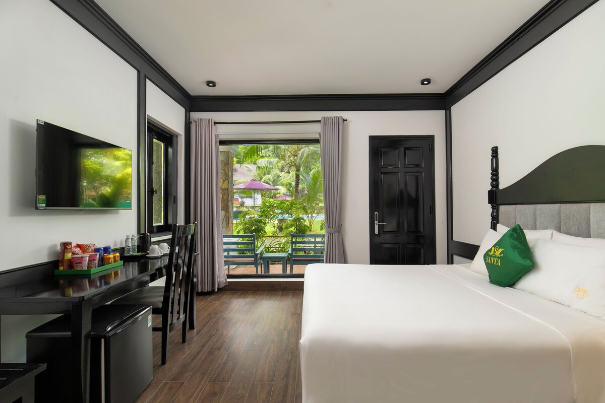 Deluxe Double Room, Pool View | Minibar, desk, WiFi (free), bed sheets