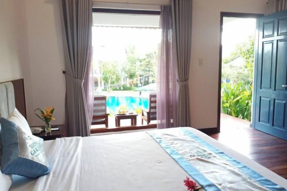 Minibar, desk, WiFi (free), bed sheets