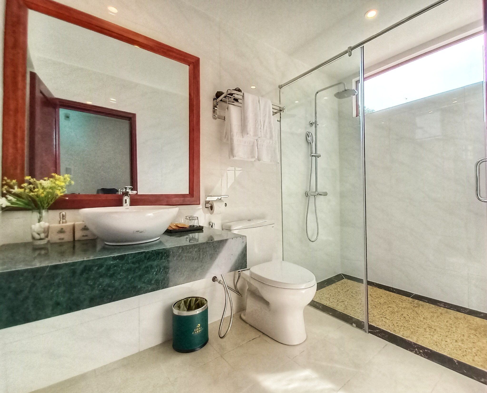 combined shower/bathtub, hydromassage showerhead, free toiletries