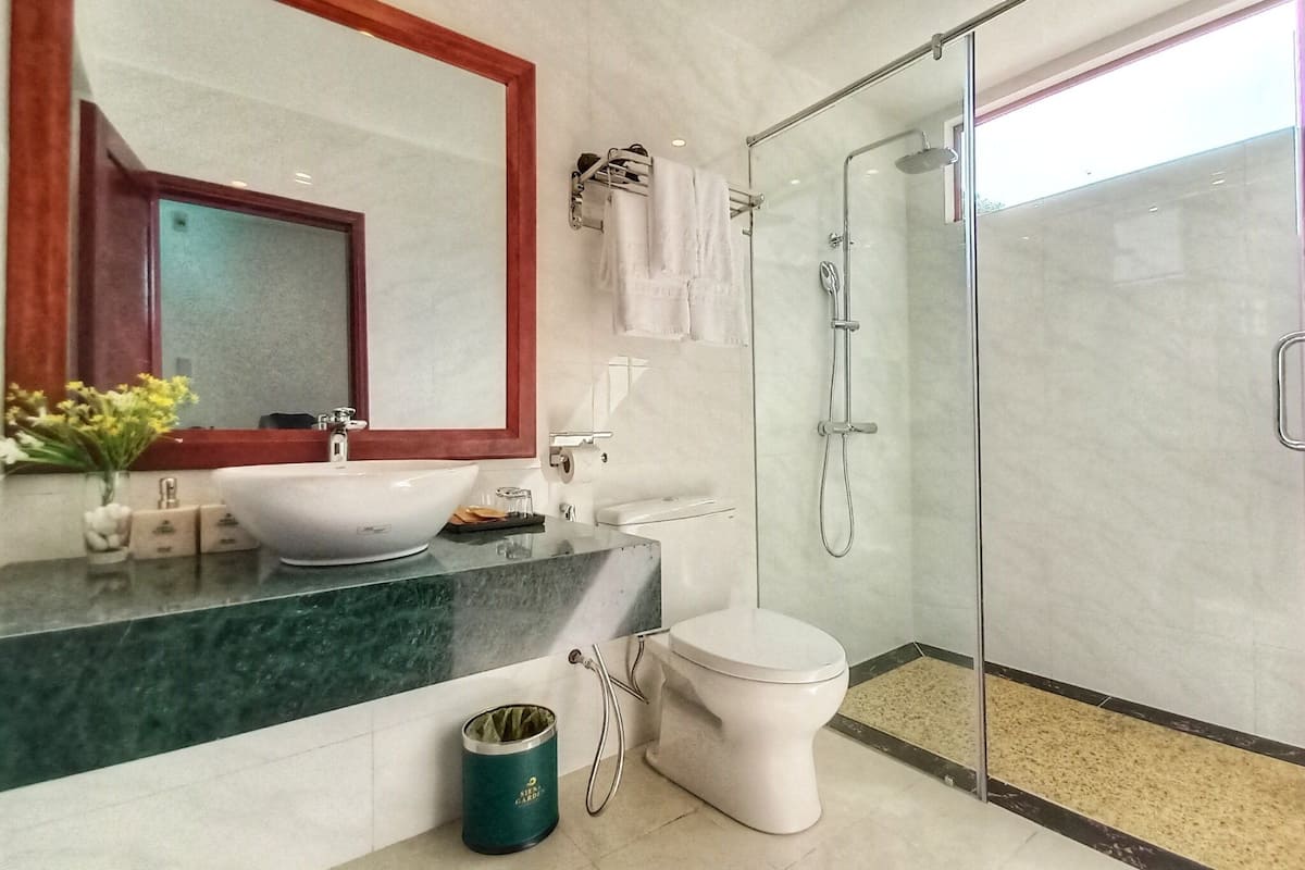 combined shower/bathtub, hydromassage showerhead, free toiletries