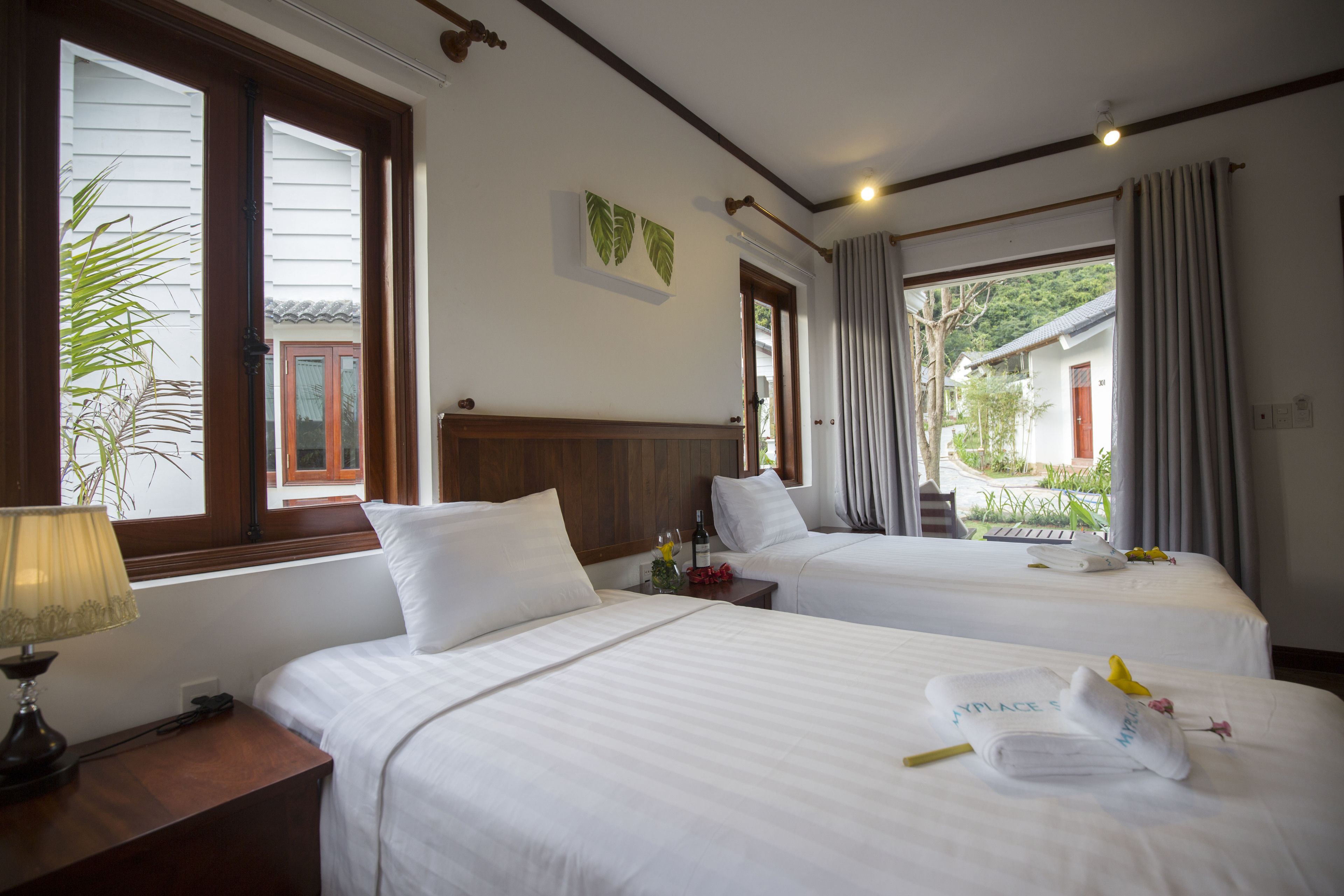 premium room, pool view | 1 bedroom, minibar, desk, free wifi