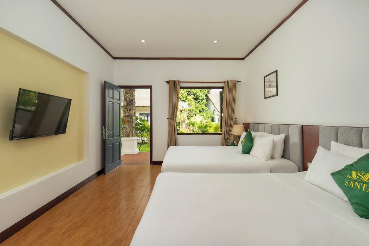 Family Quadruple Room, Garden View | Minibar, desk, WiFi (free), bed sheets