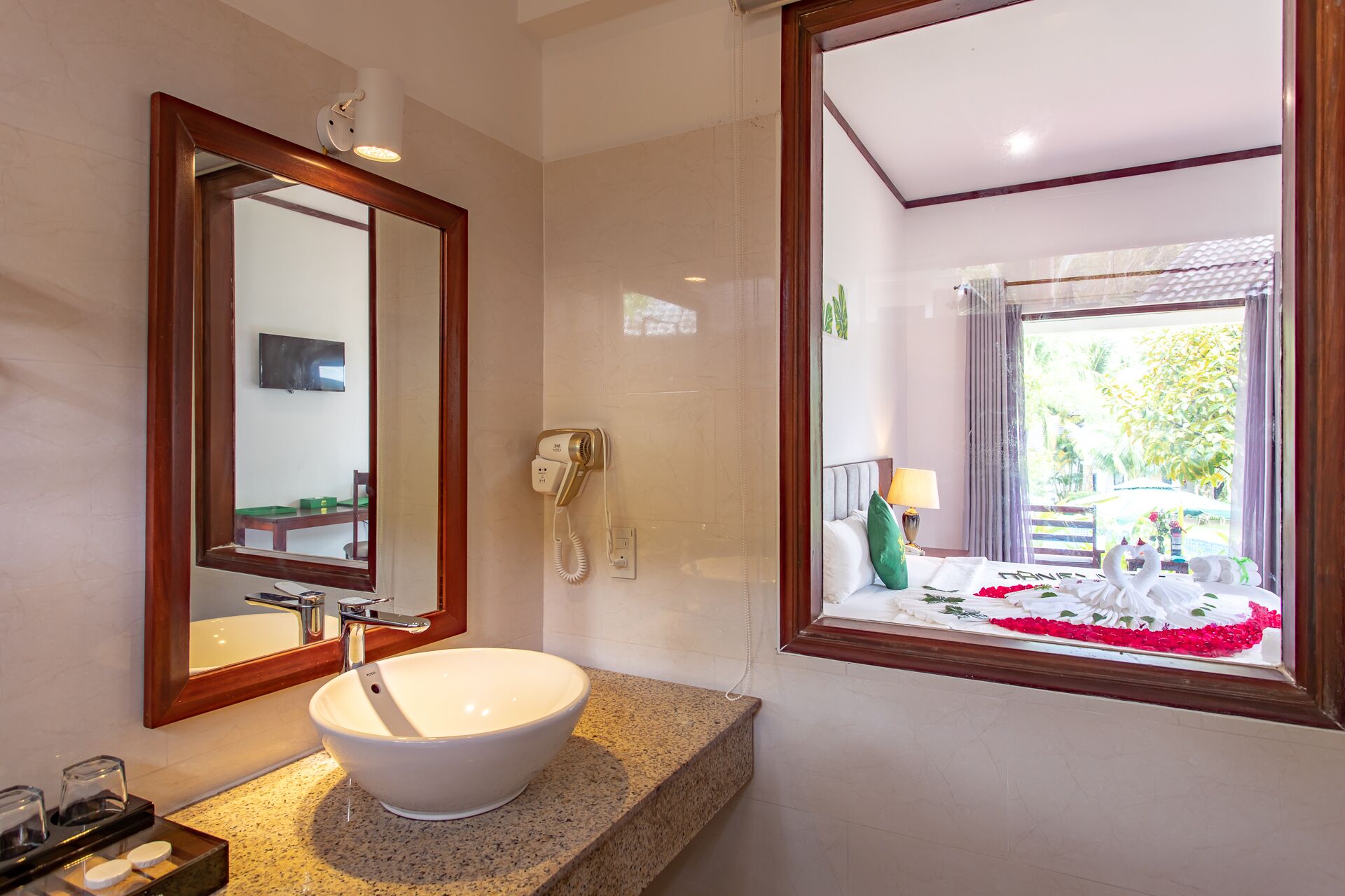 combined shower/bathtub, hydromassage showerhead, free toiletries