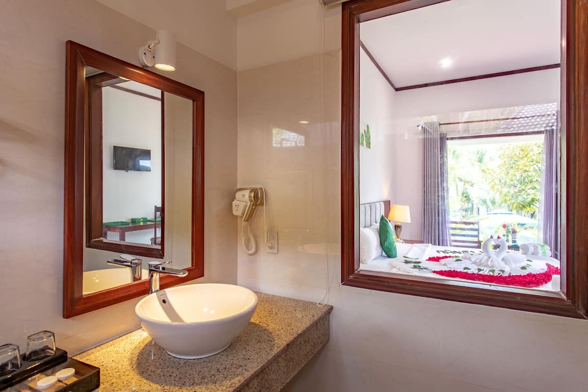 combined shower/bathtub, hydromassage showerhead, free toiletries