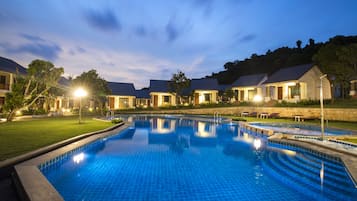 Deluxe Double Room, Pool View | Minibar, desk, free WiFi, bed sheets