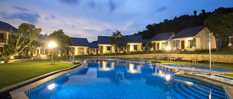 Quarto casal luxo, vista para a piscina | Frigobar, escrivaninha, Wi-Fi de cortesia, roupa de cama