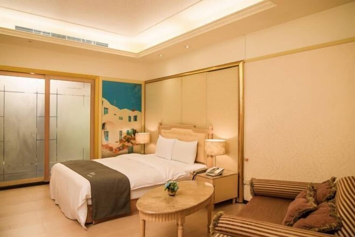 Free minibar items, rollaway beds, free WiFi