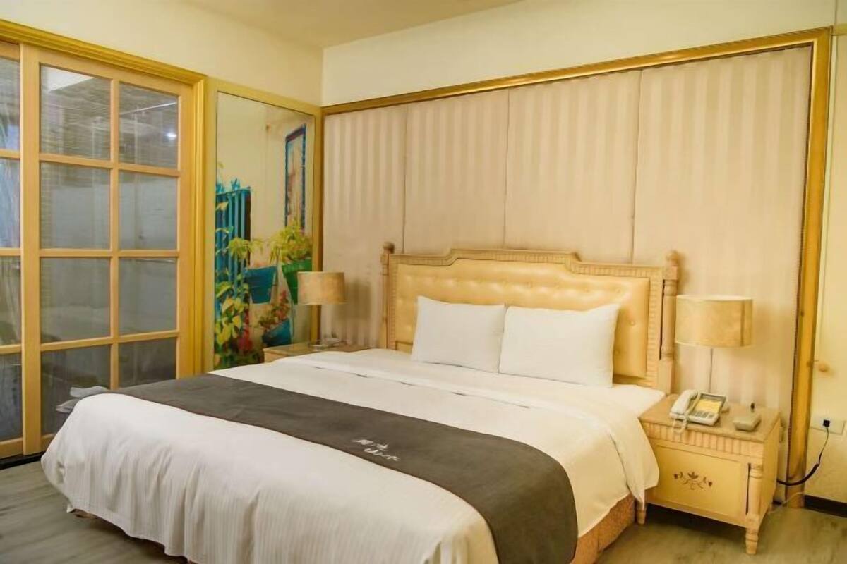 Free minibar items, rollaway beds, free WiFi