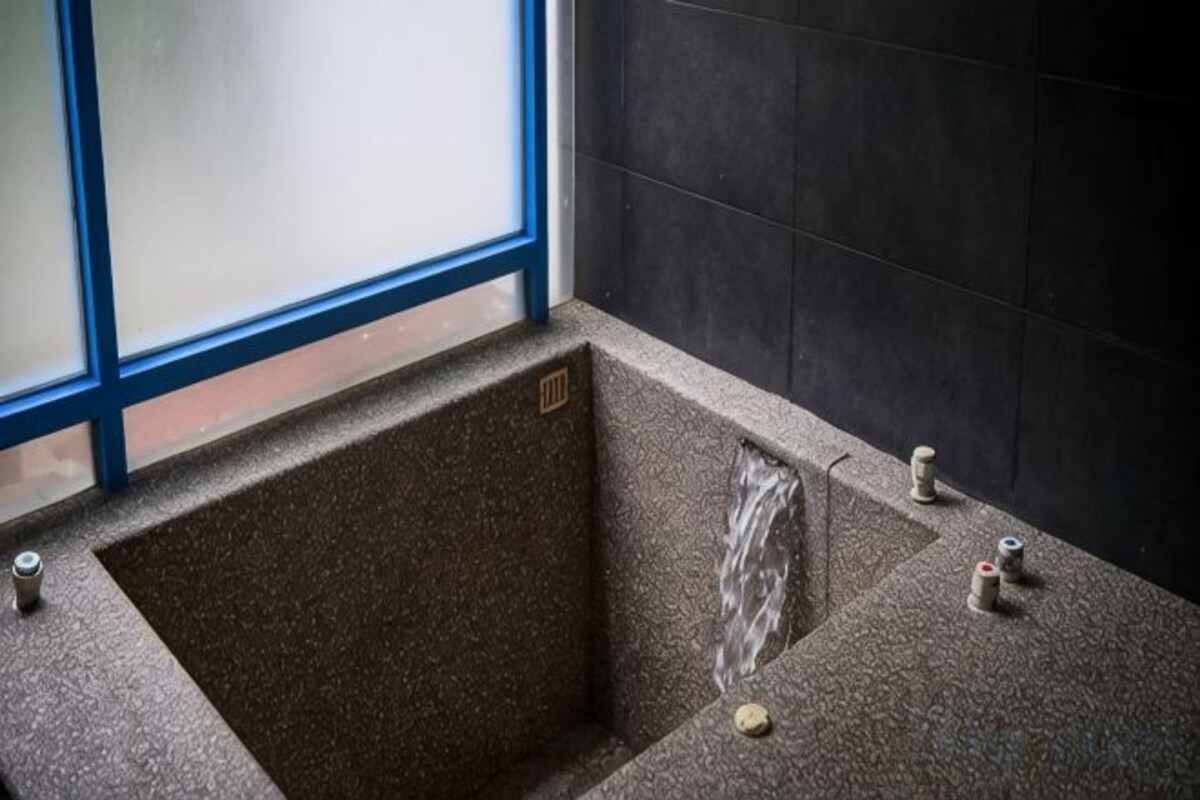 Kylpyhuone | Erillinen kylpyamme ja suihku, lähdevesiallas, ilmaiset hygieniatuotteet