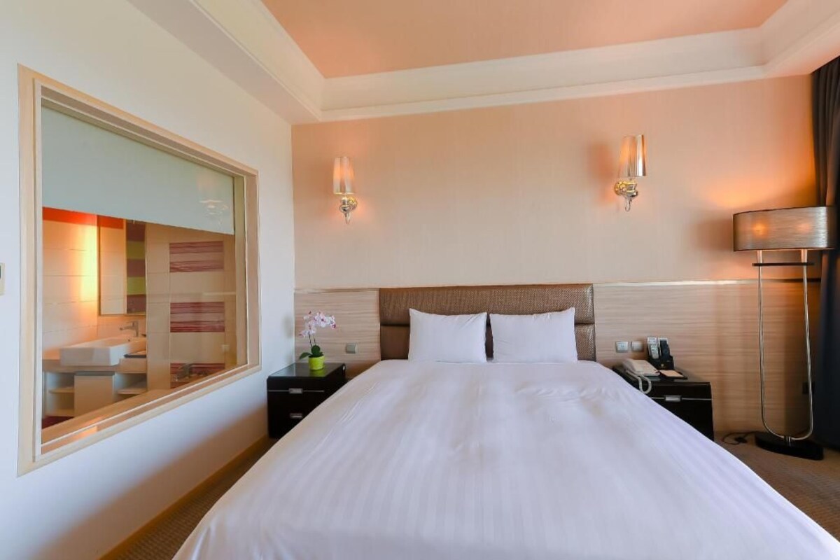 Premium bedding, down comforters, pillowtop beds, minibar (free items)