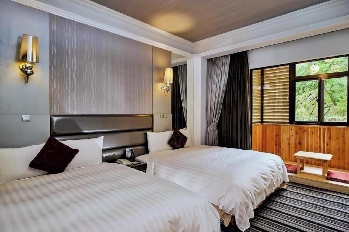 Premium bedding, down comforters, pillowtop beds, minibar (free items)
