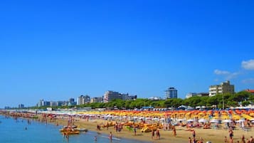 Praia particular nas proximidades, areia branca, espreguiçadeiras