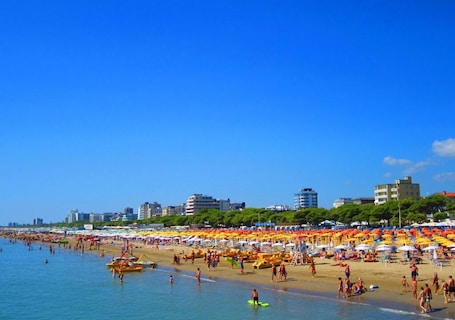 Private beach nearby, white sand, sun loungers, beach umbrellas