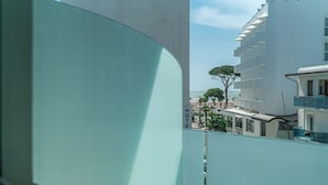 Un hotel con vista al mar y un árbol.