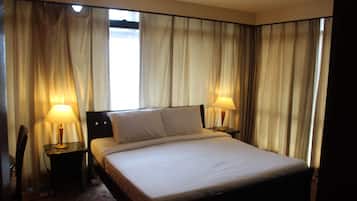 Apartment, 2 Bedrooms | Peti besi dalam bilik, meja, seterika/papan seterika