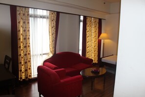Habitación estándar | Área de sala de estar | Televisión LED de 21 pulgadas con canales por cable y televisión 