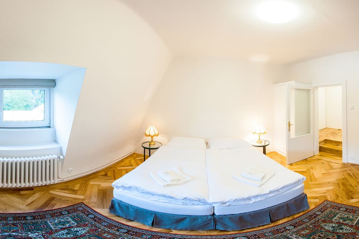 Dubbelrum eller tvåbäddsrum (with extra bed - 1,8) | 1 sovrum, sängtillbehör av högsta kvalitet, skrivbord och extrasängar