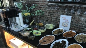 Ein reichhaltiges Buffet mit verschiedenen Speisen und Besteck.