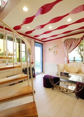 豪華六人客房 | 羽絨被、遮光窗簾/窗簾、免費 Wi-Fi、床單