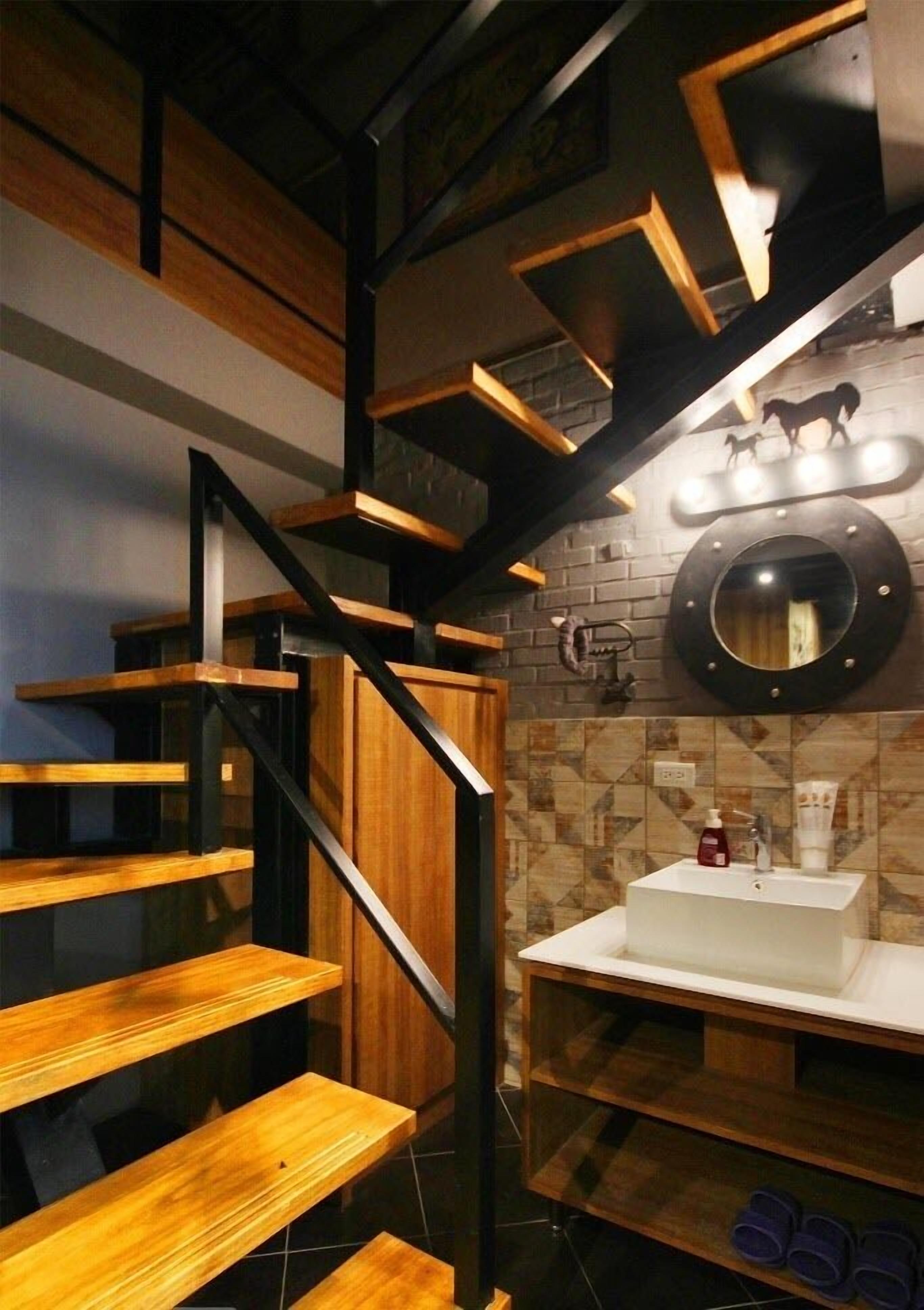 Deluxe Quadruple Room | Bathroom sink