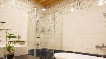 Deluxe-Zimmer (6 persons) | Badezimmer | Umweltfreundliche Kosmetikartikel, Haartrockner, Hausschuhe, Handtücher
