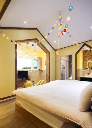 Quarto casal luxo | Edredons de pluma, cortinas blackout, Wi-Fi de cortesia, roupa de cama
