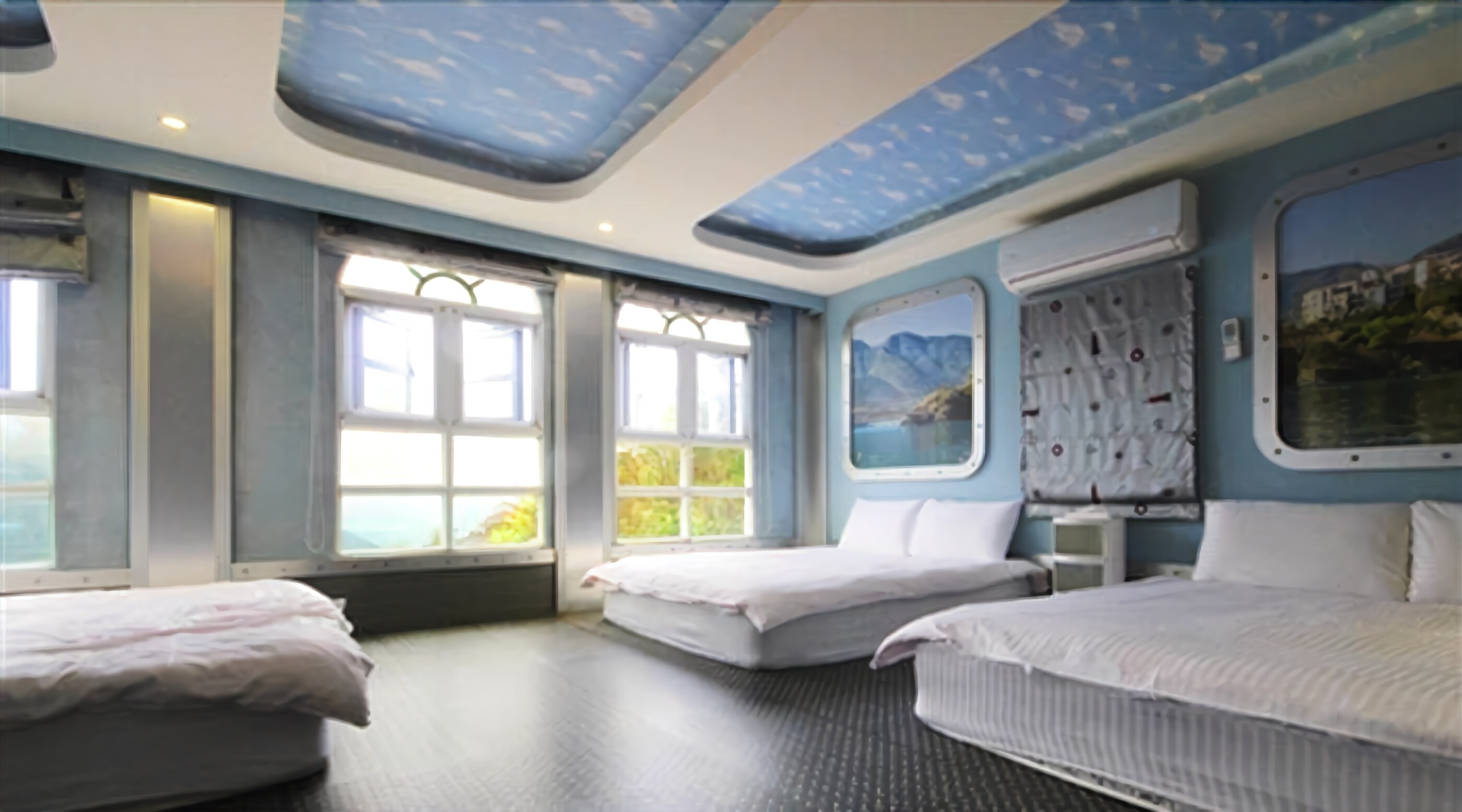 Deluxe Room (6 persons) | Down comforters, blackout drapes, free WiFi, bed sheets