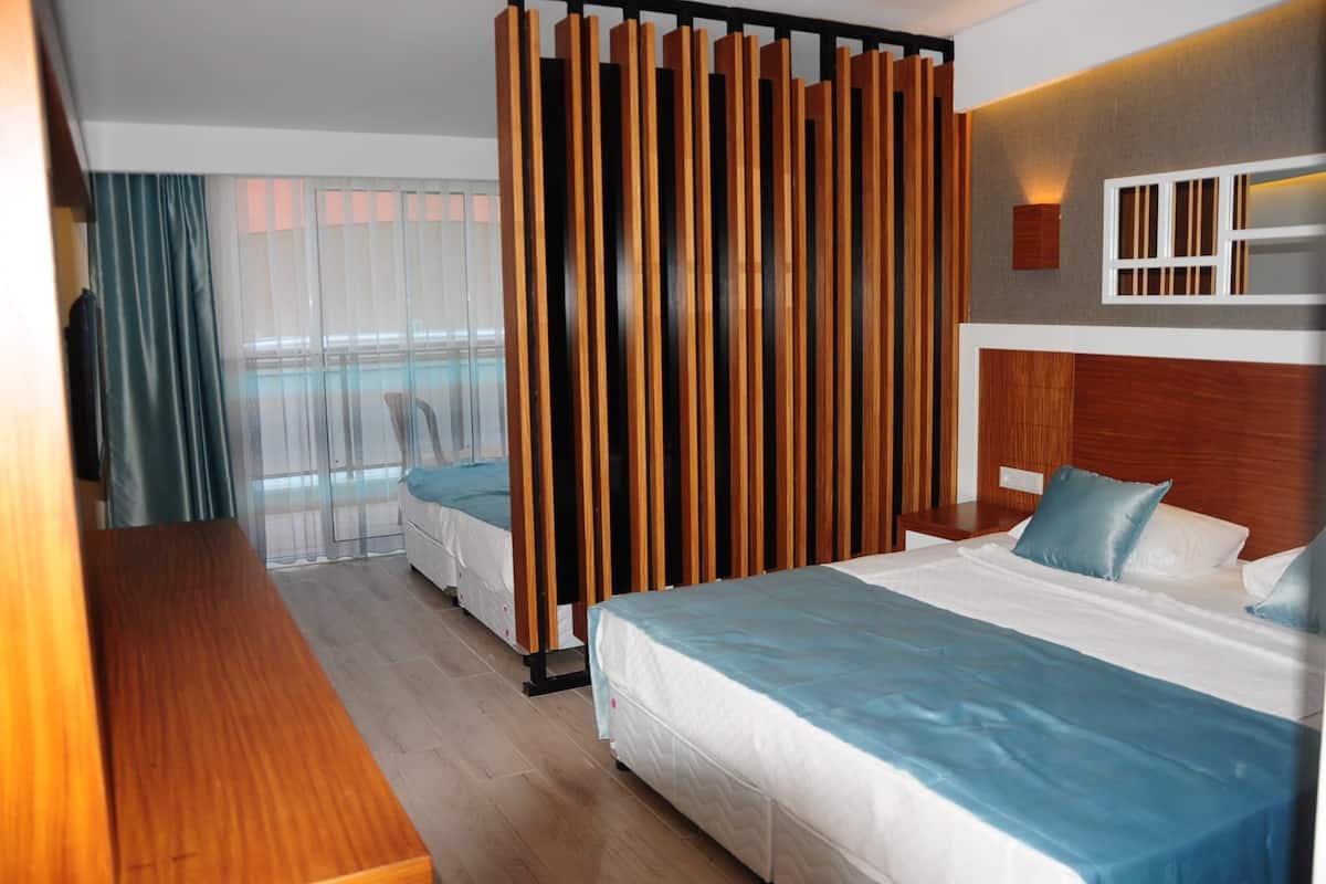 Junior Room | Minibar, soundproofing, free cribs/infant beds, rollaway beds