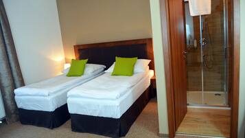 Minibar, caja de seguridad en la habitación, escritorio y cunas