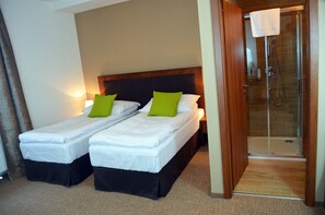 Minibar, coffres-forts dans les chambres, bureau