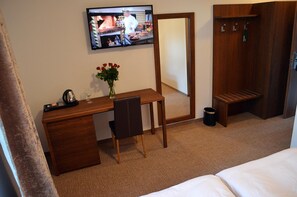 Minibar, in-room safe, desk, cots/infant beds - Hotel U Kvapilů (Mnichovo Hradiste)