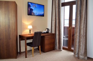 Minibar, coffres-forts dans les chambres, bureau