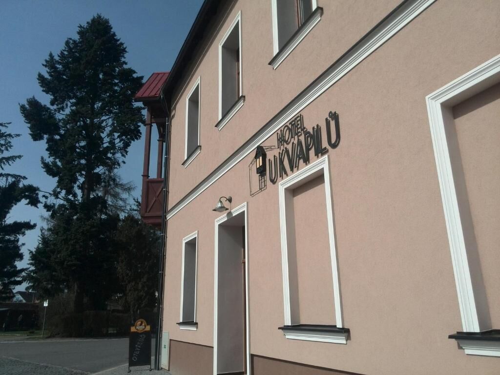 Un edificio con un letrero que dice "HOTEL UKVAPILU".