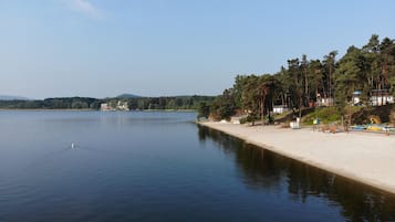 Privat strand i nærheden, hvidt sand, fiskeri