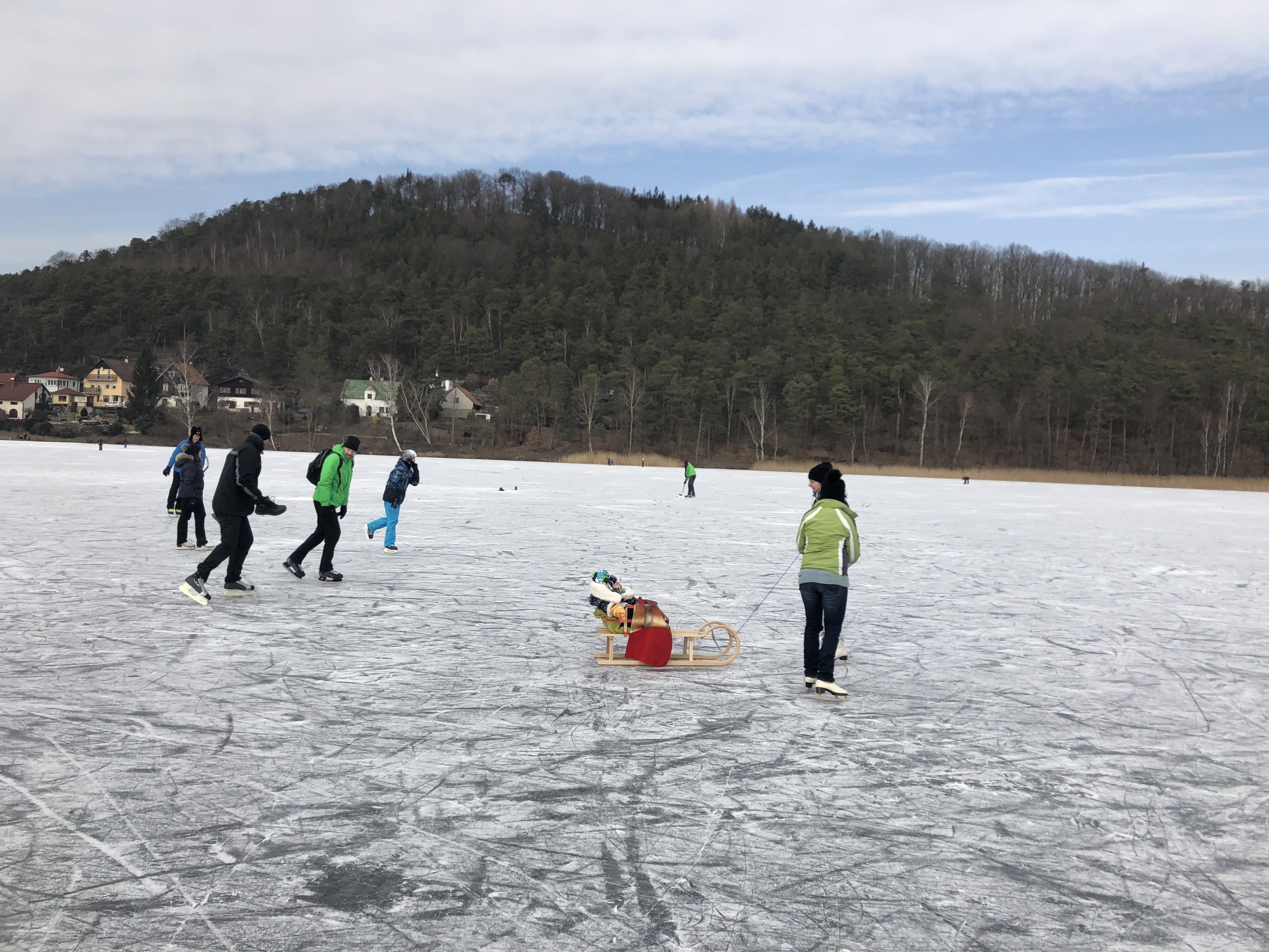Un espace extérieur gelé où des personnes pratiquent des activités hivernales.