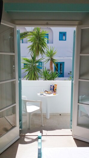 In-room safe, bed sheets - Kymata Hotel (Santorini)