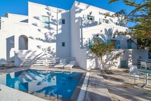 Outdoor pool, pool umbrellas, sun loungers - Kymata Hotel (Santorini)
