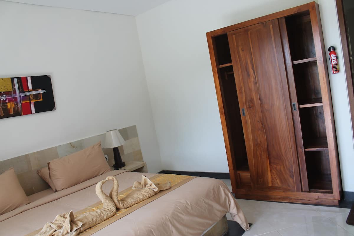Habitación estándar doble | Caja fuerte, escritorio, tabla de planchar con plancha y wifi gratis