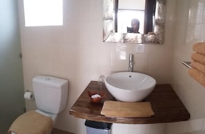 Kombinasi shower/bathtub dan perlengkapan mandi gratis