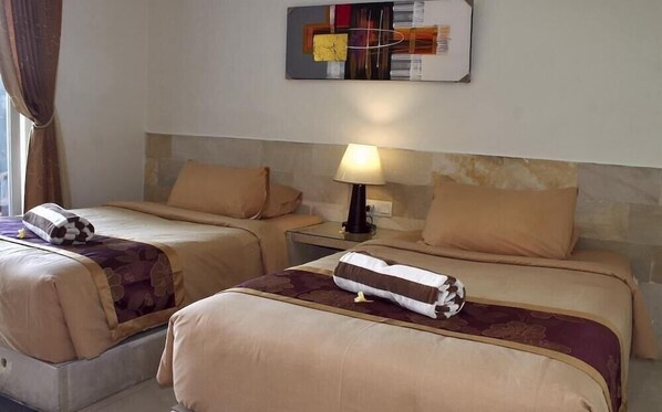 Brankas, meja kerja, setrika/meja setrika, dan Wi-Fi gratis