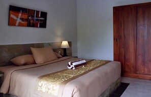 In-room safe, desk, iron/ironing board, free WiFi - Long Lane Homestay Bali (Ubud)