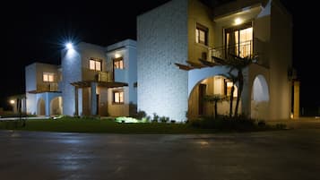 Fachada da propriedade à noite