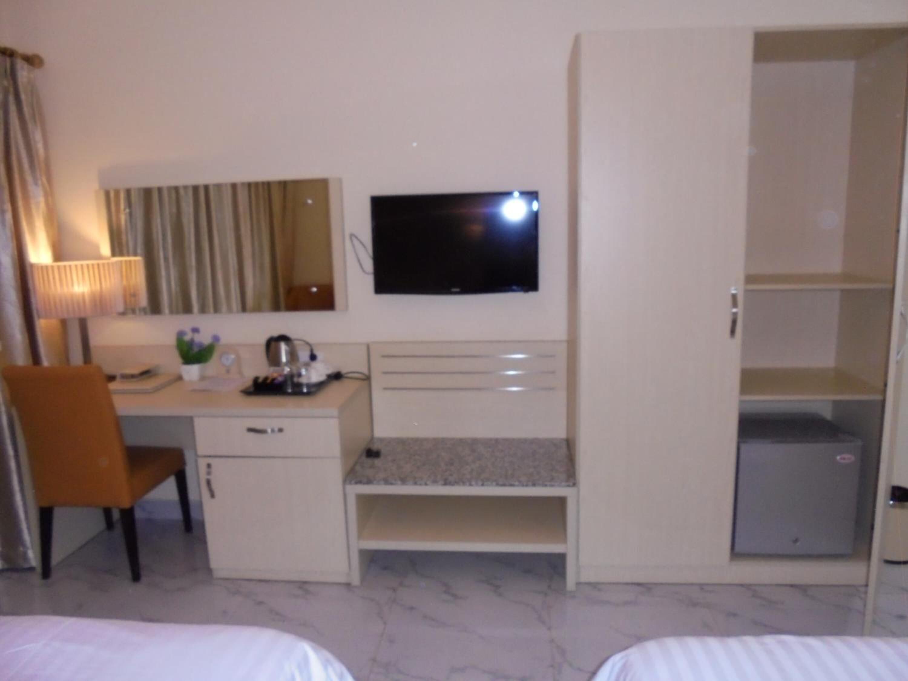 免费迷你吧物品、客房内保险箱、办公桌、折叠床/加床（额外收费）