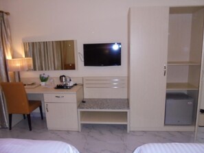 Artículos del minibar gratis y caja de seguridad en la habitación