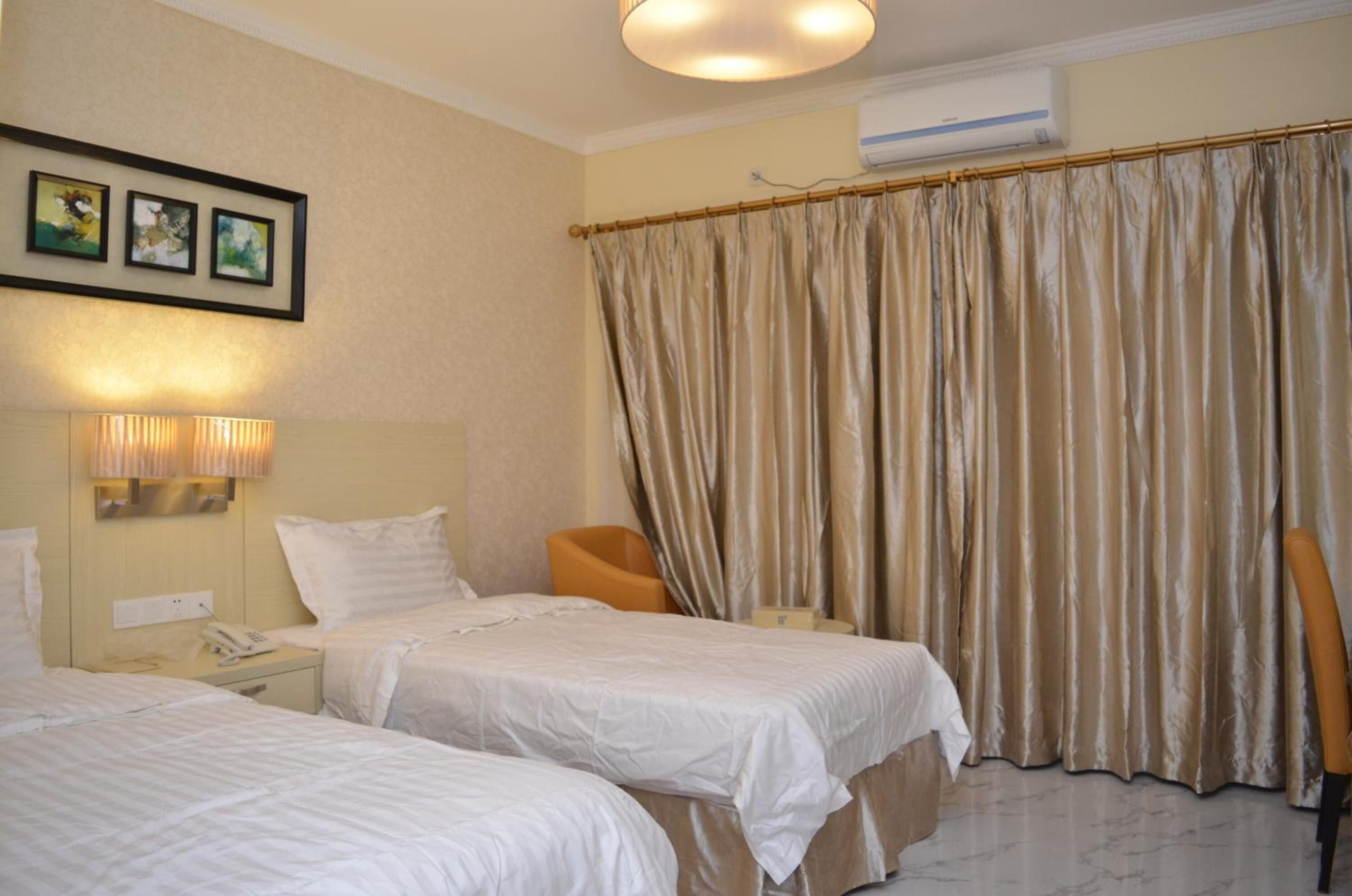 Isi minibar gratis, brankas, meja kerja, dan tempat tidur lipat/tambahan