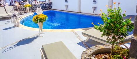Outdoor pool, pool umbrellas, sun loungers