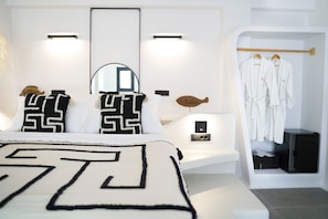 Suite junior | Caja fuerte, escritorio, cortinas opacas y sistema de insonorización