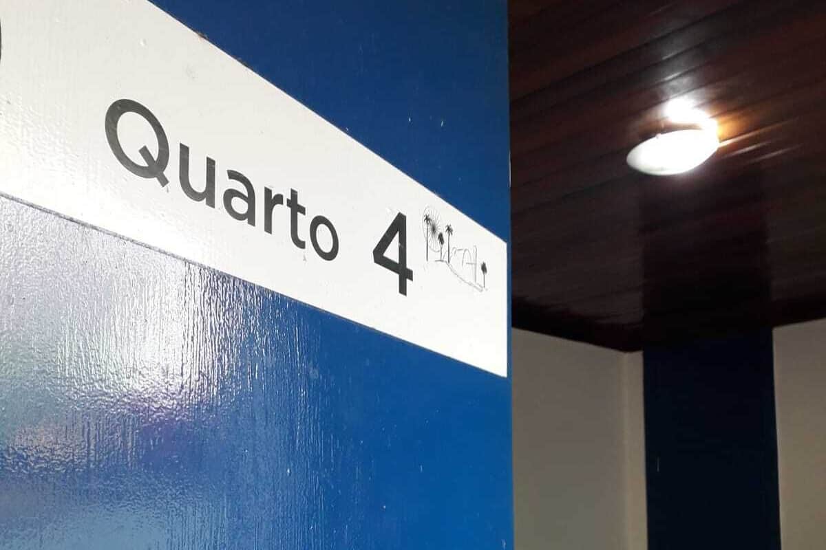 Parede azul com uma placa que diz 'Quarto 4'.